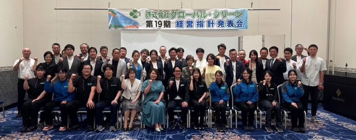 経営指針発表会で並ぶ人たち