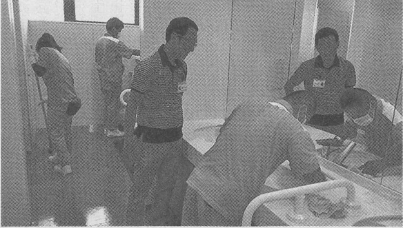 延岡市役所のトイレで清掃のノウハウを指導する税田和久